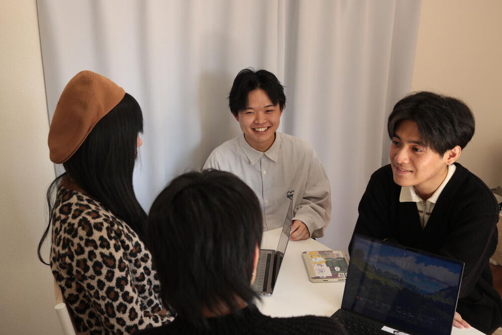 机を囲んで話す生徒たち