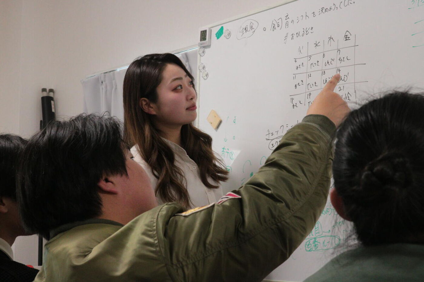 ホワイトボードを使って一緒に設計する様子